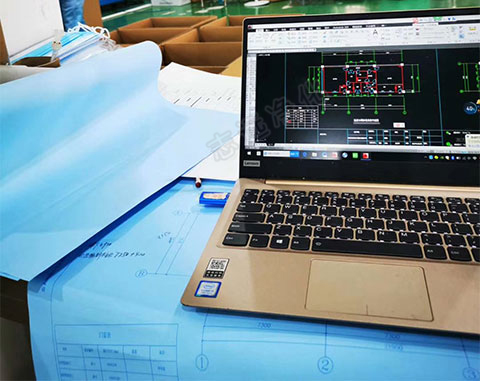 疫情期間，總工程師鄒斌帶頭加班加點改造口罩生產(chǎn)車間